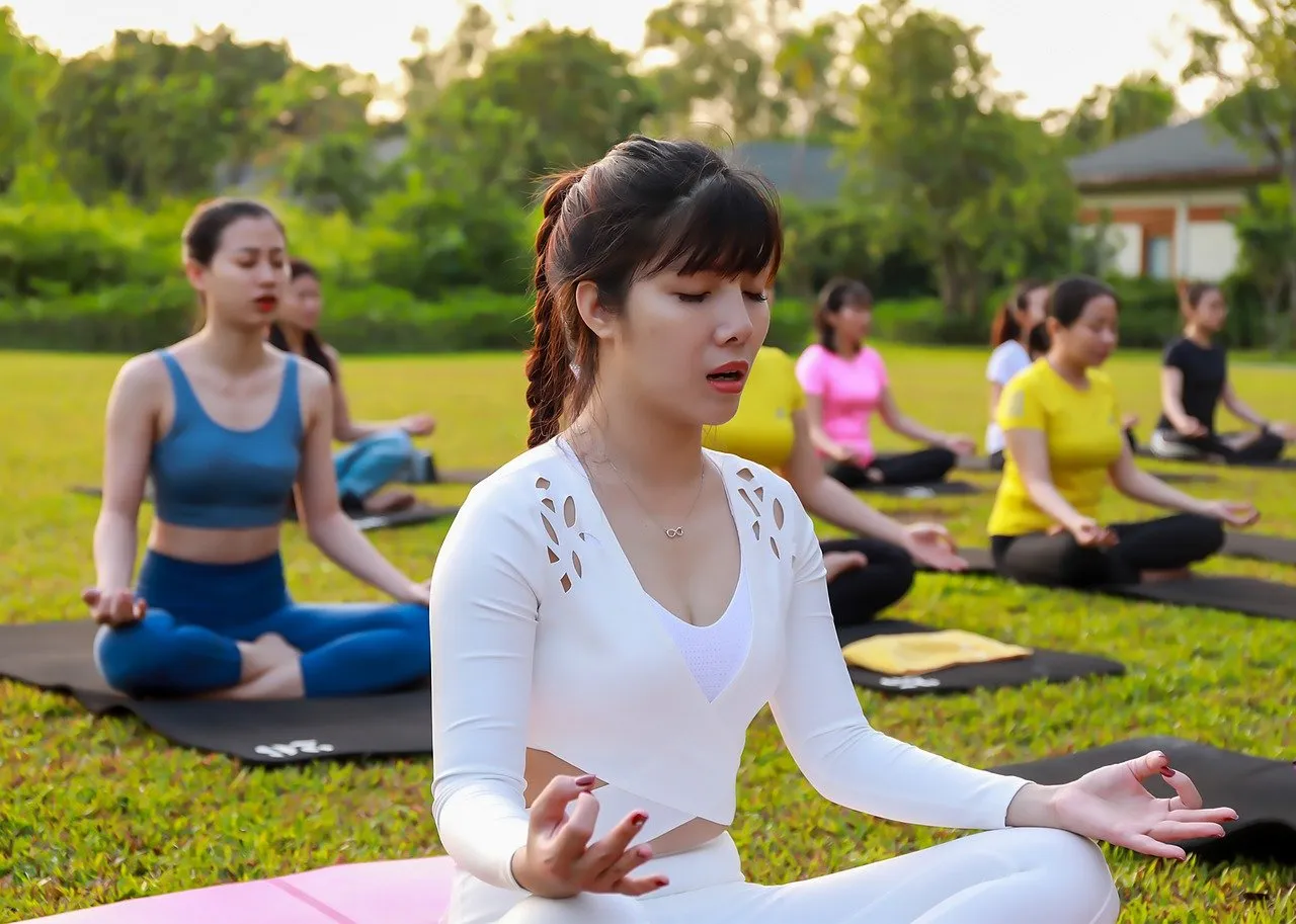 Devenir professeur de yoga : les étapes clés pour réussir sa formation