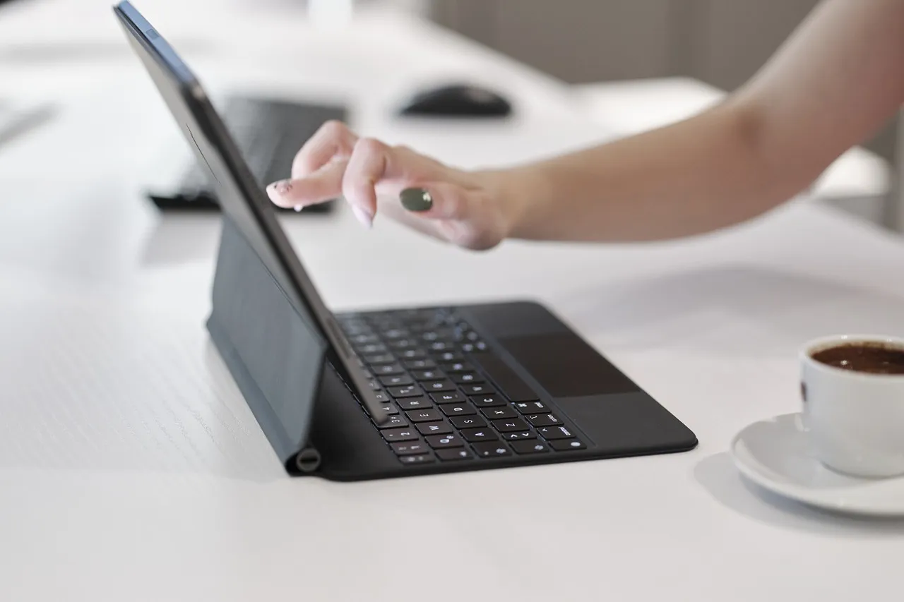 Comment automatiser la gestion du temps de travail avec une badgeuse en ligne