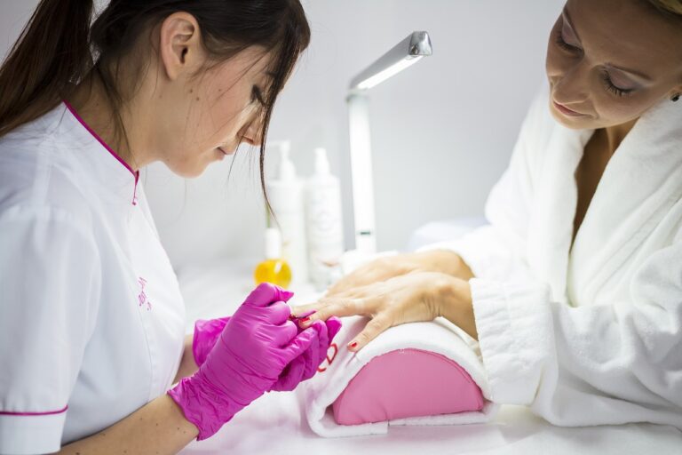 À Lille, l’onglerie séduit de plus en plus de professionnelles en reconversion