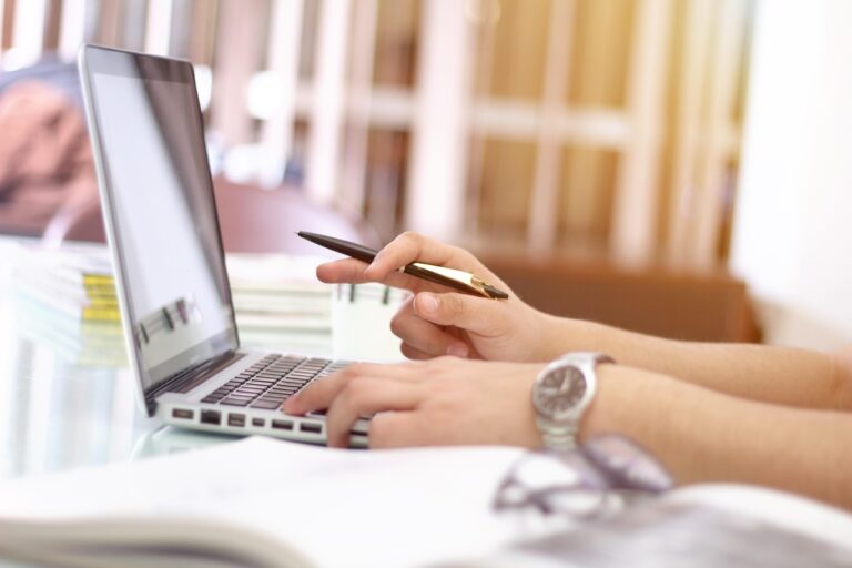Former les architectes de la donnée : enquête sur l’évolution du métier de Data Analyst
